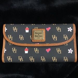 Dooney & Bourke, Signature Continental Clutch